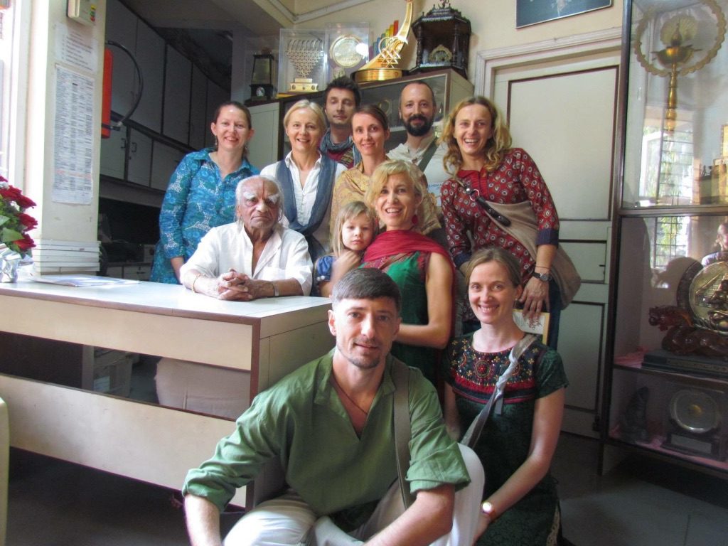 Students with B.K.S. Iyengar in RIMYI in Pune